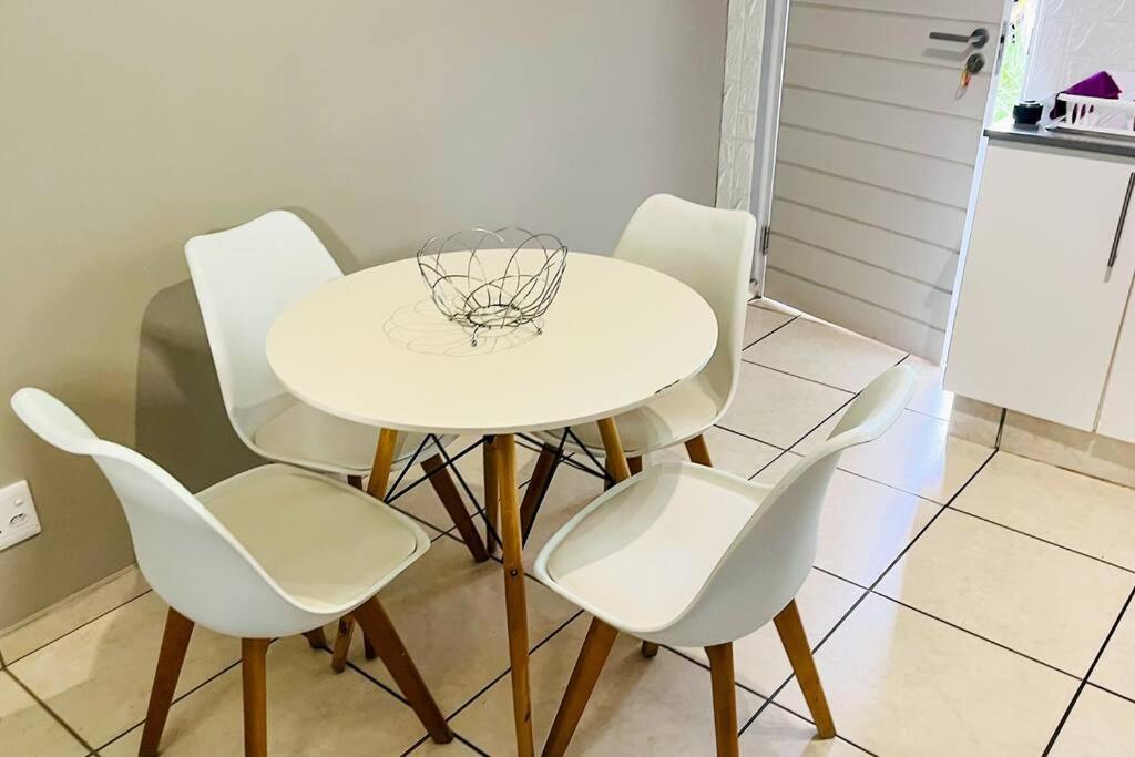 Apartment Elihle At Ballitogroves *